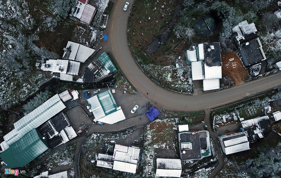 Toàn cảnh tuyết bao phủ trắng đường lên Sa Pa